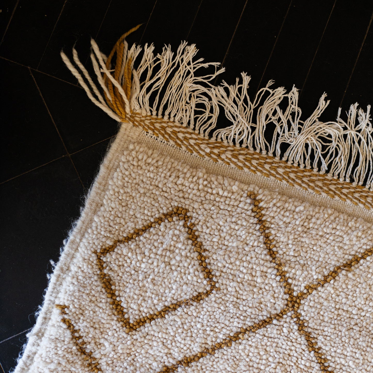 Yellow and White Azilal Rug – Handmade Moroccan Wool Carpet with Berber Design