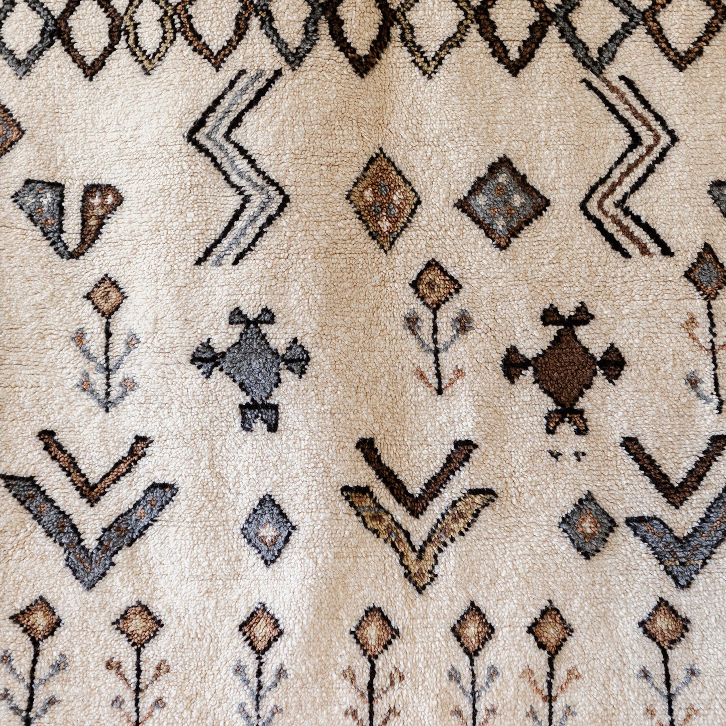 White Azilal Rug – Handmade Moroccan Wool Carpet with Berber Symbols