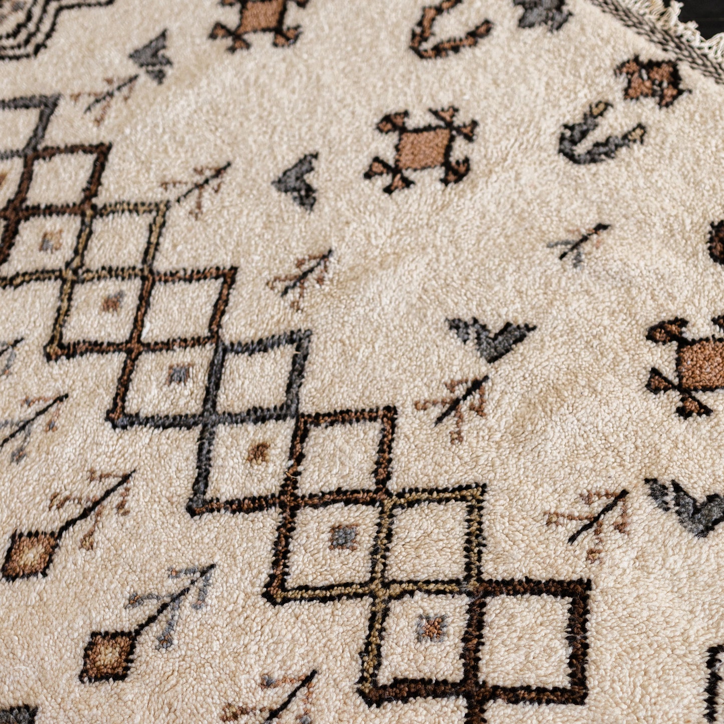 White Azilal Rug – Handmade Moroccan Wool Carpet with Berber Symbols
