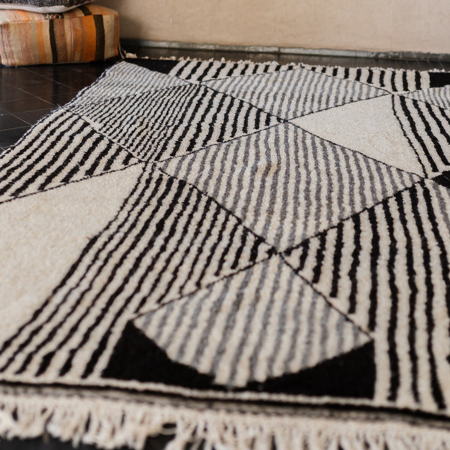 Black and White Azilal Rug – Handmade Moroccan Wool Carpet with Minimal Berber Design