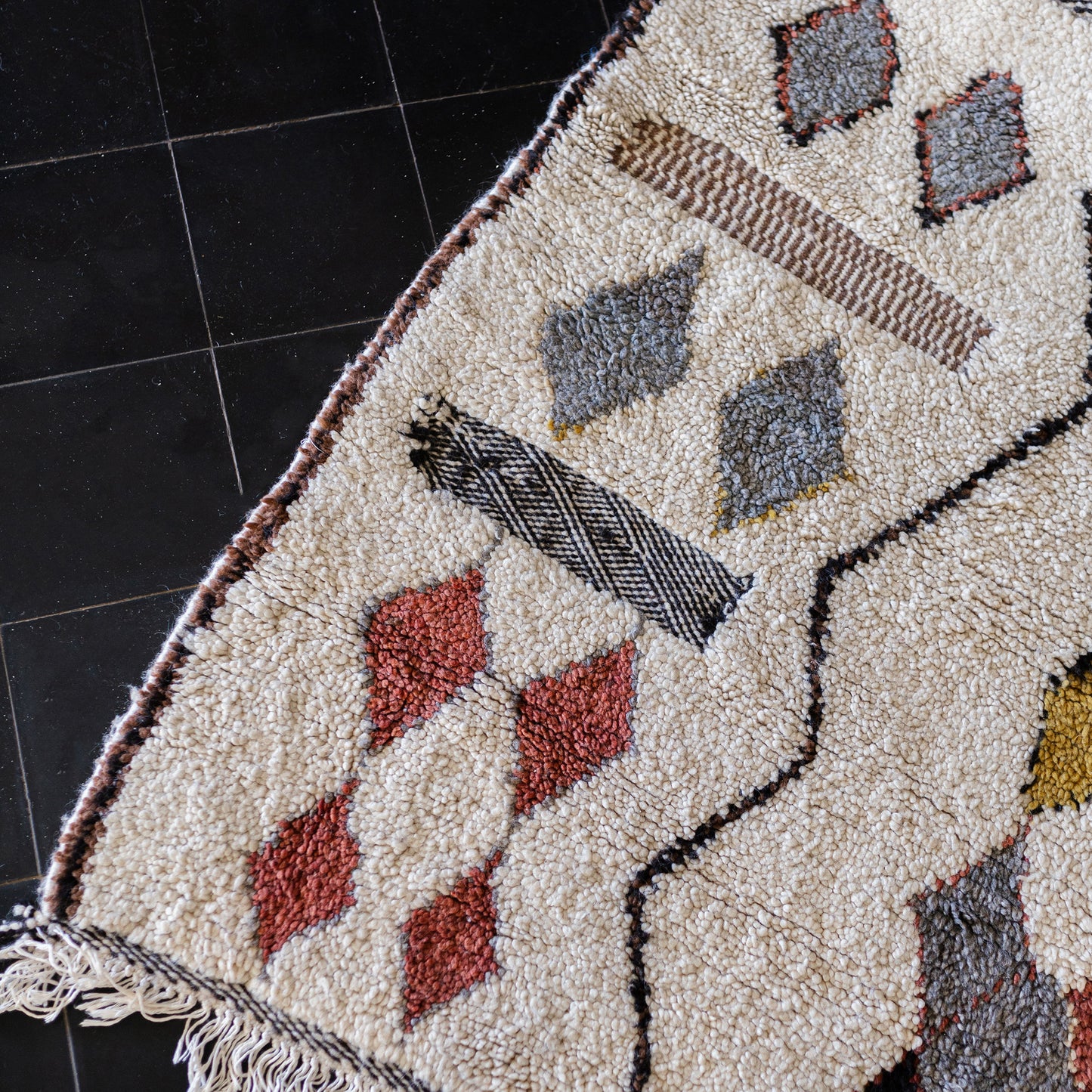 White Azilal Rug – Handmade Moroccan Wool Carpet with Multicolored Diamond Patterns