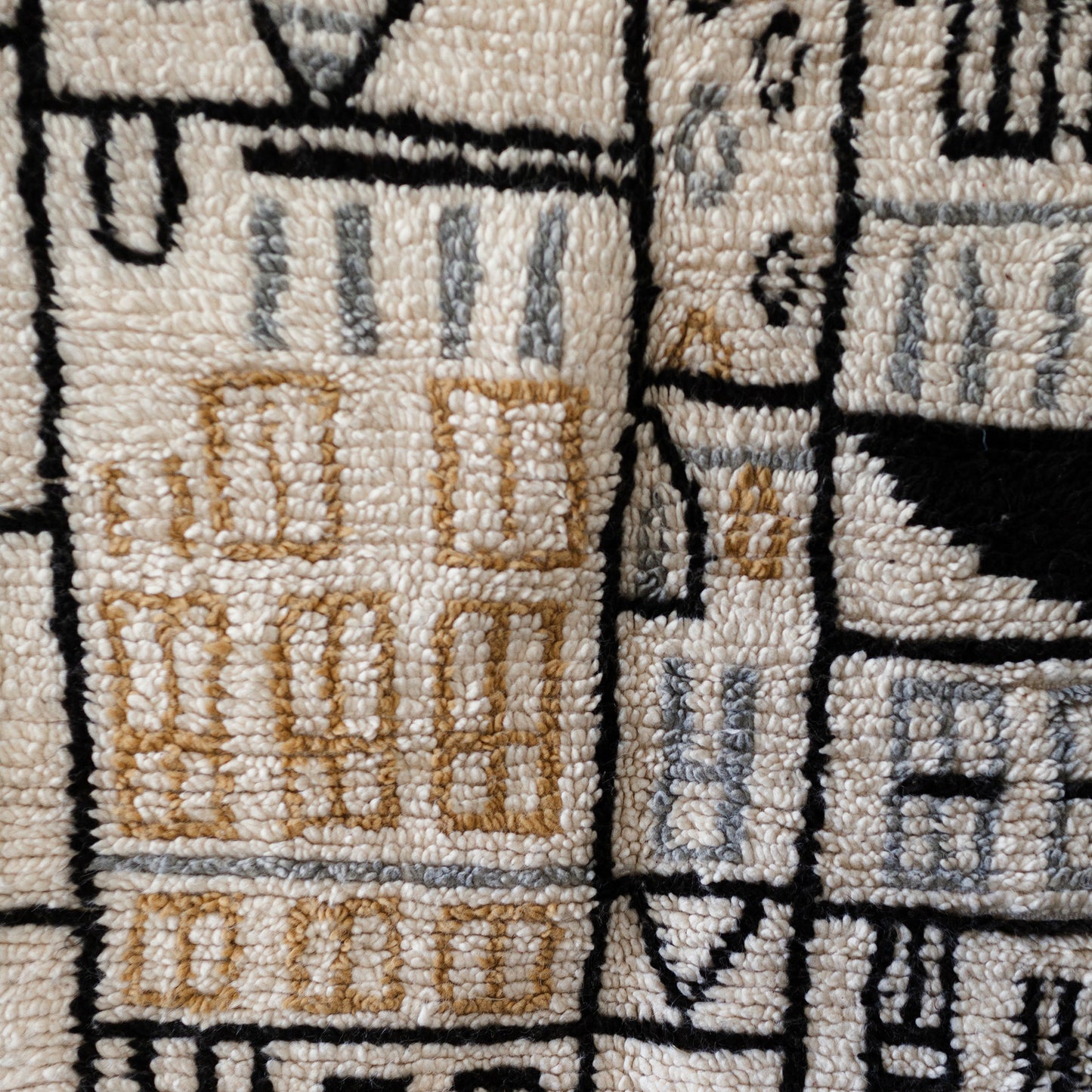 White Azilal Rug – Handmade Moroccan Wool Carpet for Elegant Interiors