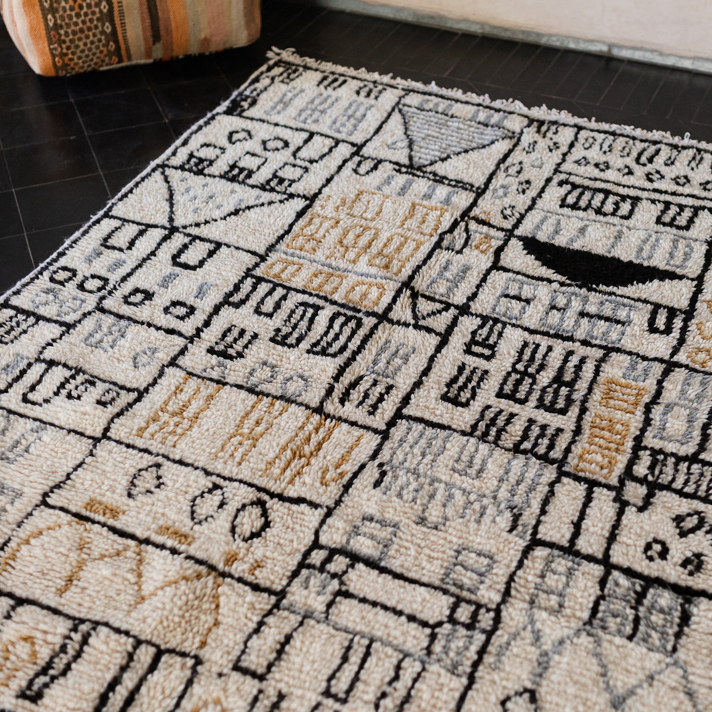 White Azilal Rug – Handmade Moroccan Wool Carpet for Elegant Interiors
