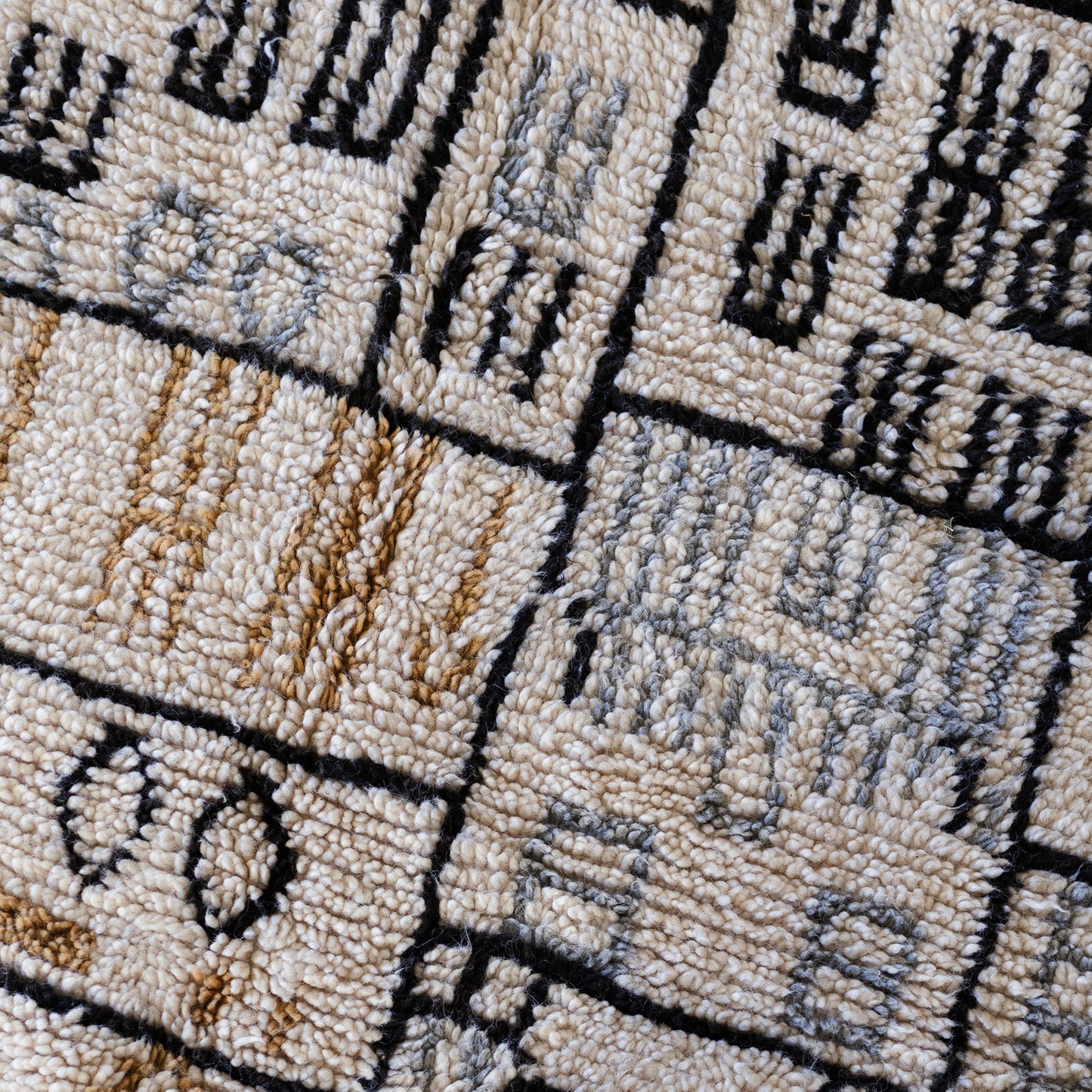 White Azilal Rug – Handmade Moroccan Wool Carpet for Elegant Interiors