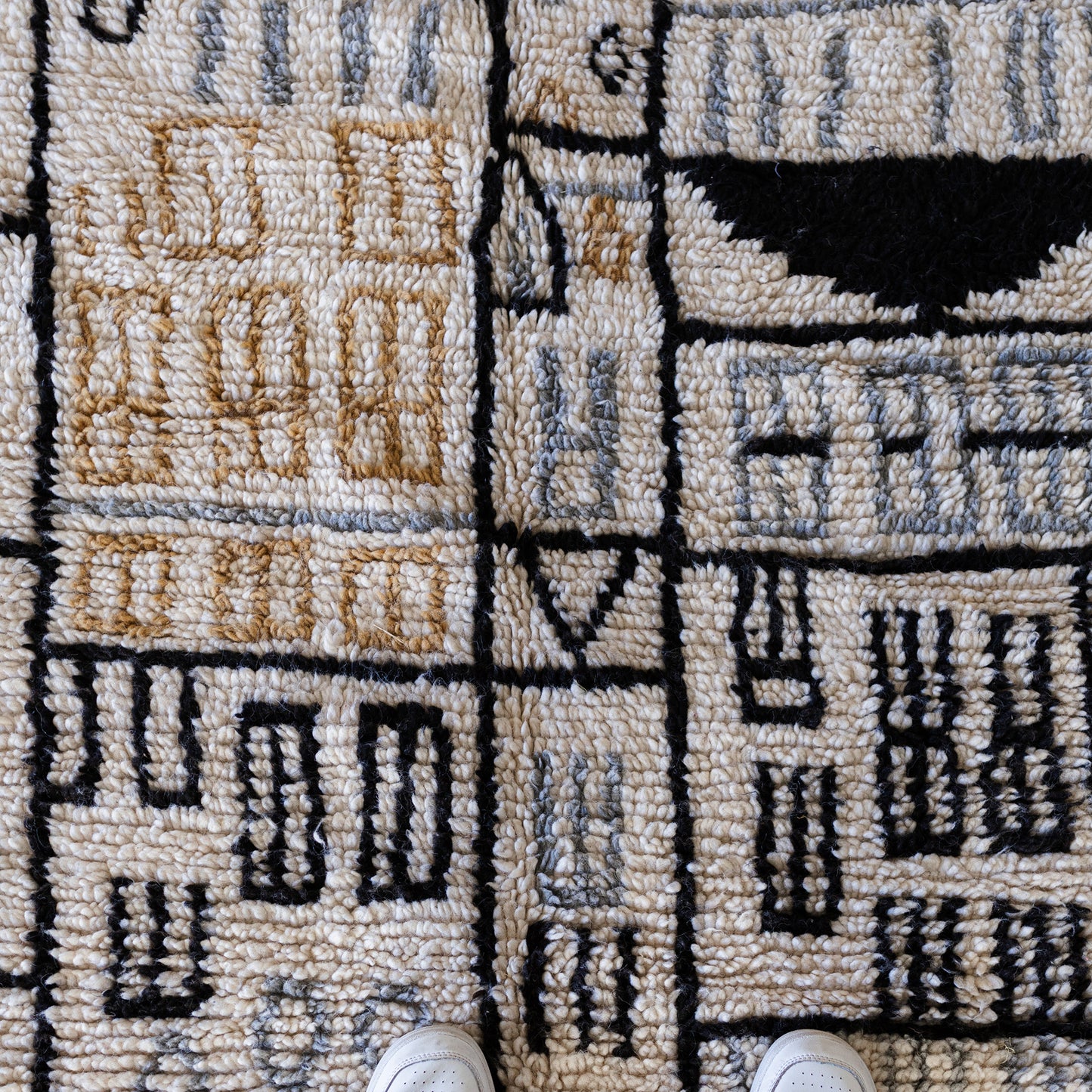 White Azilal Rug – Handmade Moroccan Wool Carpet for Elegant Interiors