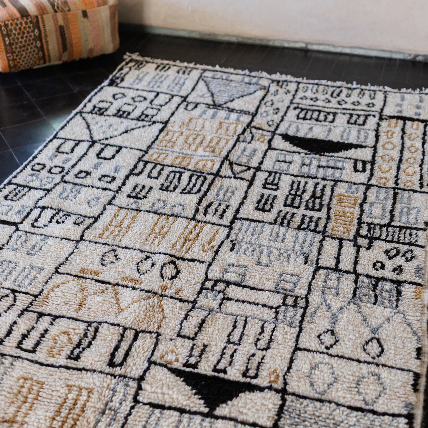White Azilal Rug – Handmade Moroccan Wool Carpet for Elegant Interiors