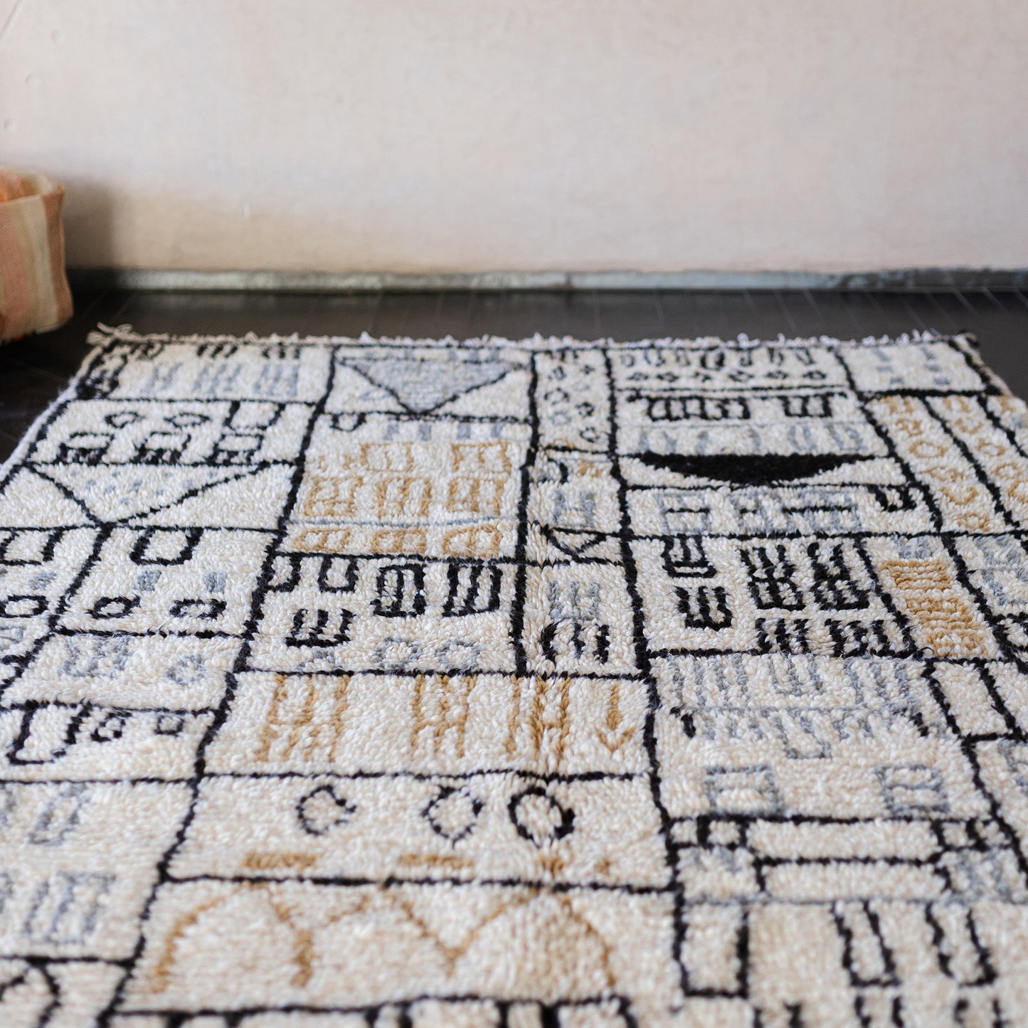 White Azilal Rug – Handmade Moroccan Wool Carpet for Elegant Interiors